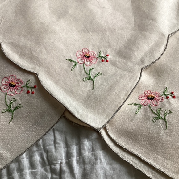 SET OF SIX VINTAGE OFF-WHITE LINEN EMBROIDERED SQUARE DINNER NAPKINS - Picture 2 of 6